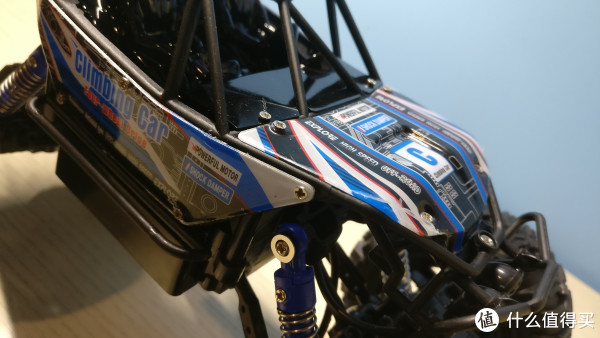 车子全部塑料组件,贴图有一层膜,估计扒了以后样子更好看,但是会刮伤,索性不撕他了