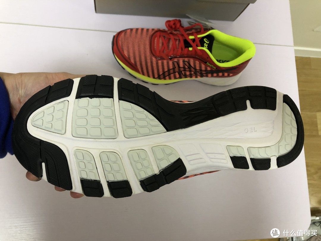 一双定位比较尴尬的跑鞋—Asics 亚瑟士 DynaFlyte 开箱