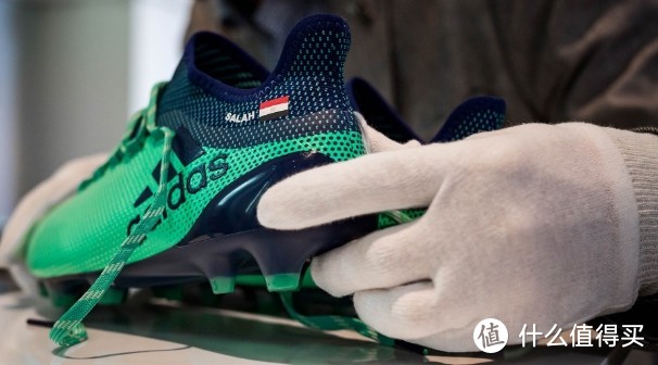 萨拉赫的战靴也是三道杠，X17，为了纪念萨拉赫本赛季的丰功伟绩，阿迪达斯甚至将一双萨拉赫的X17足球鞋放到大英博物馆