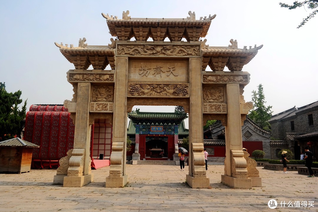 从西门进入,从右方沿着运河岸边,可以看到这样的亭子:爱莲居客栈,如其