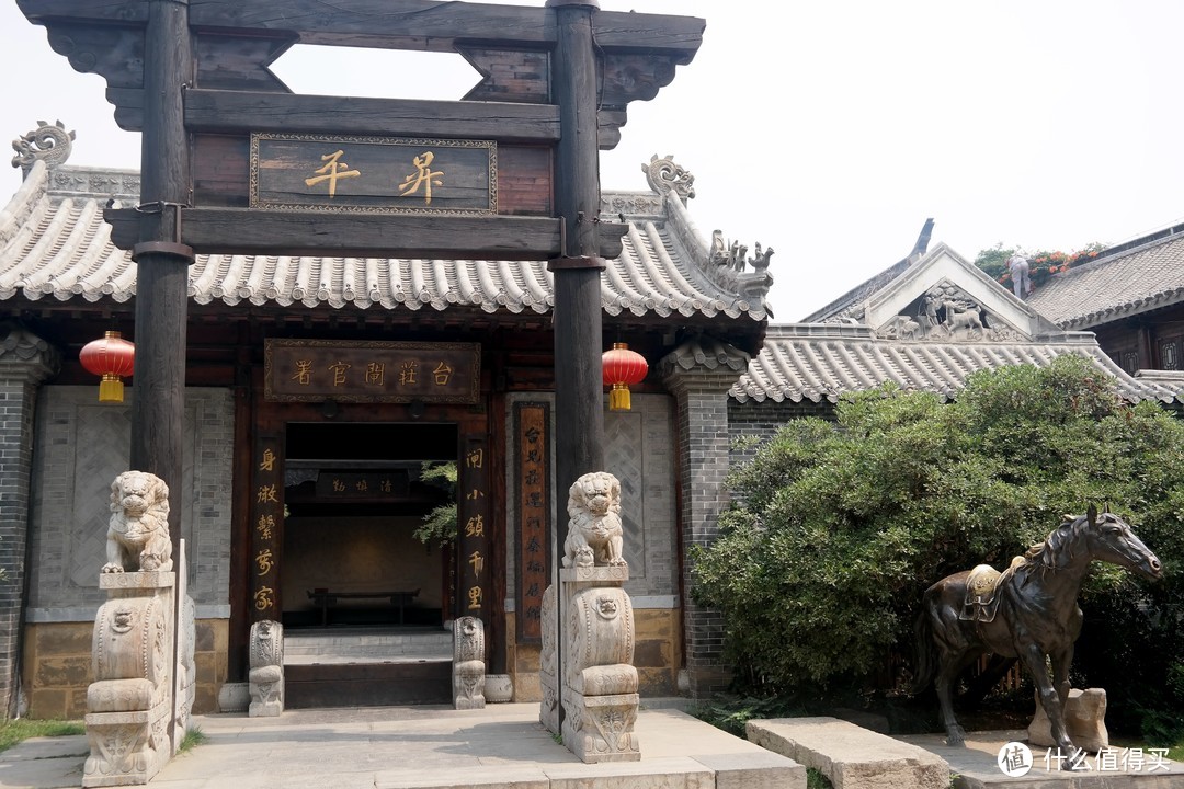 从西门进入,从右方沿着运河岸边,可以看到这样的亭子:爱莲居客栈,如其