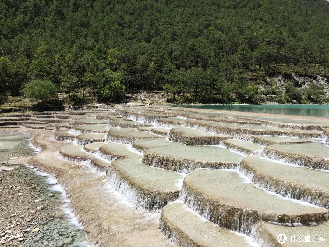 白水台，钙化的石台五彩斑斓