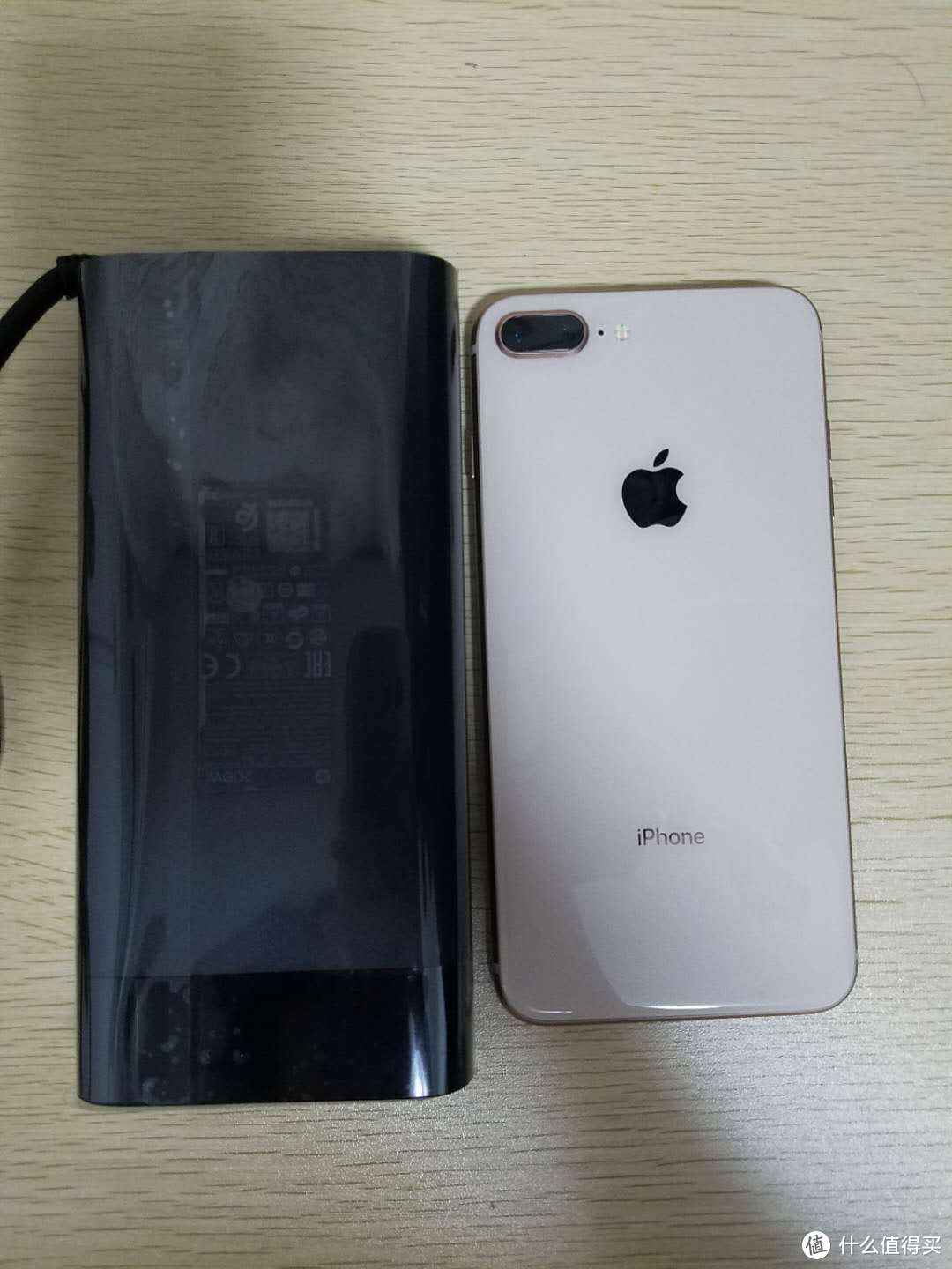 巨大的电源适配器，比iphone8plus还大一圈，是得有多重