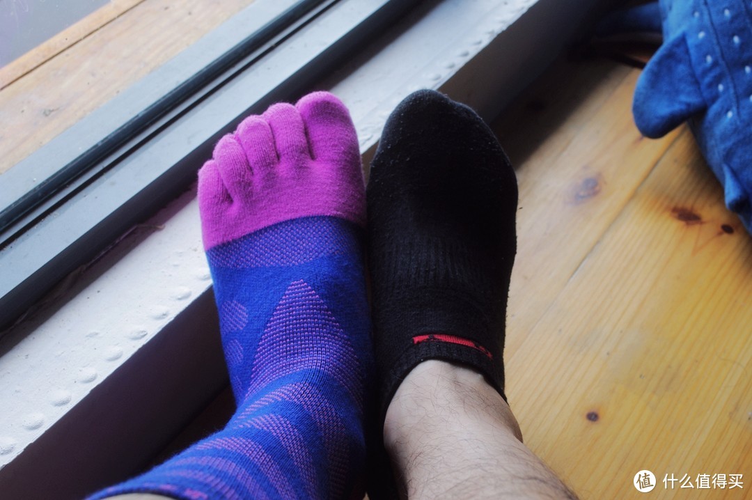 五指袜穿上之后脚宽会大一个码，选择运动鞋的时候要注意。