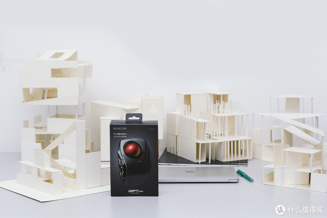 8键版的宜丽客ELECOM轨迹球专业鼠标，开箱。旁边的建筑模型是建筑系学生的作业，建筑系的同学对轨迹球鼠标表示关注。