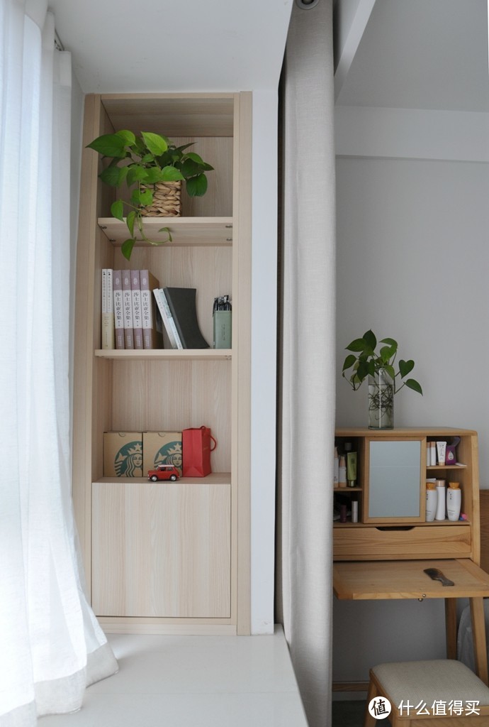 在飘窗上增加了两个小书柜，增加了一定程度的收纳功能，也搭建了阳光下阅读的空间。