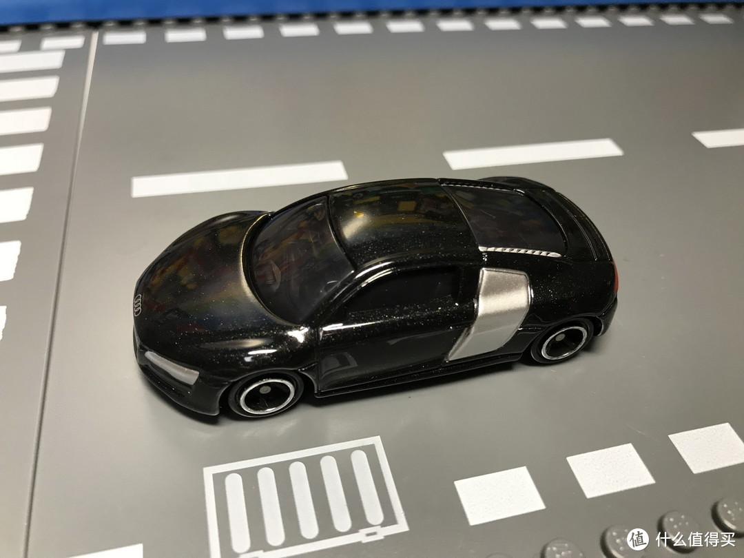 打折优惠凑单好物：TOMICA 多美卡 合金玩具车 AUDI 奥迪 R8 模型开箱