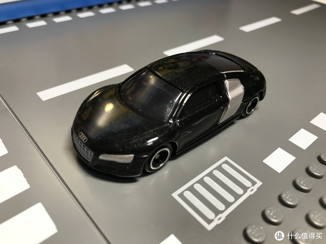 打折优惠凑单好物：TOMICA 多美卡 合金玩具车 AUDI 奥迪 R8 模型开箱