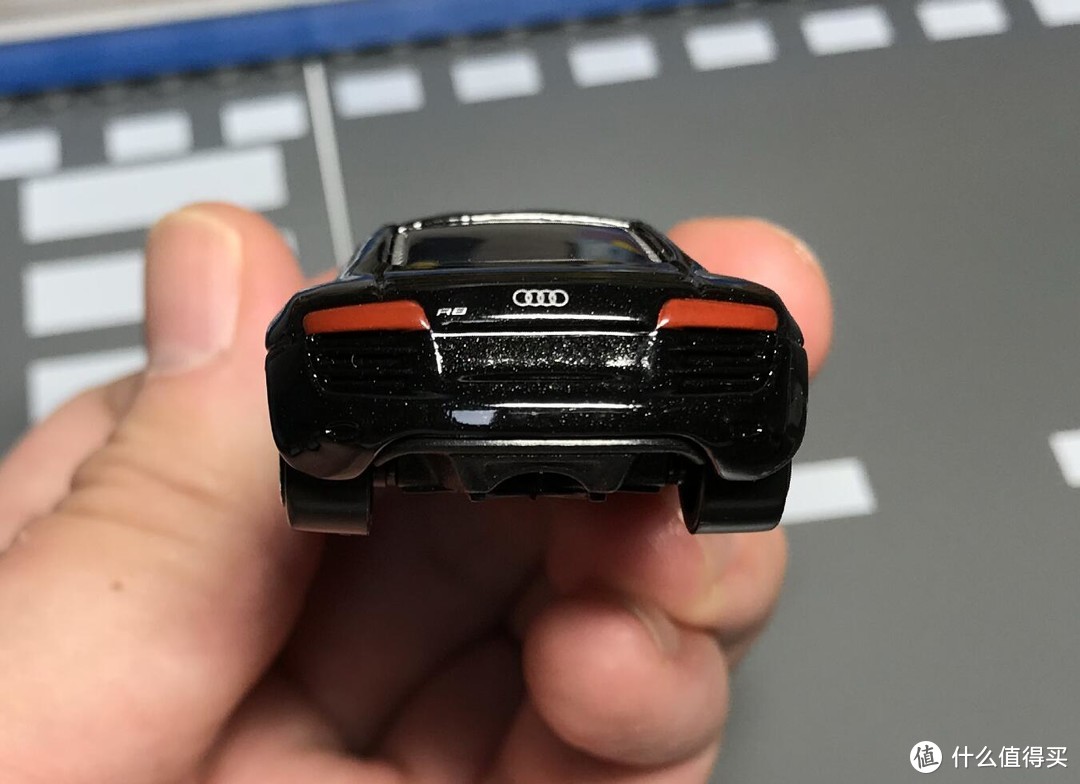 打折优惠凑单好物：TOMICA 多美卡 合金玩具车 AUDI 奥迪 R8 模型开箱
