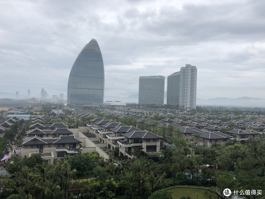 一连下了三天雨，灰蒙蒙的天。