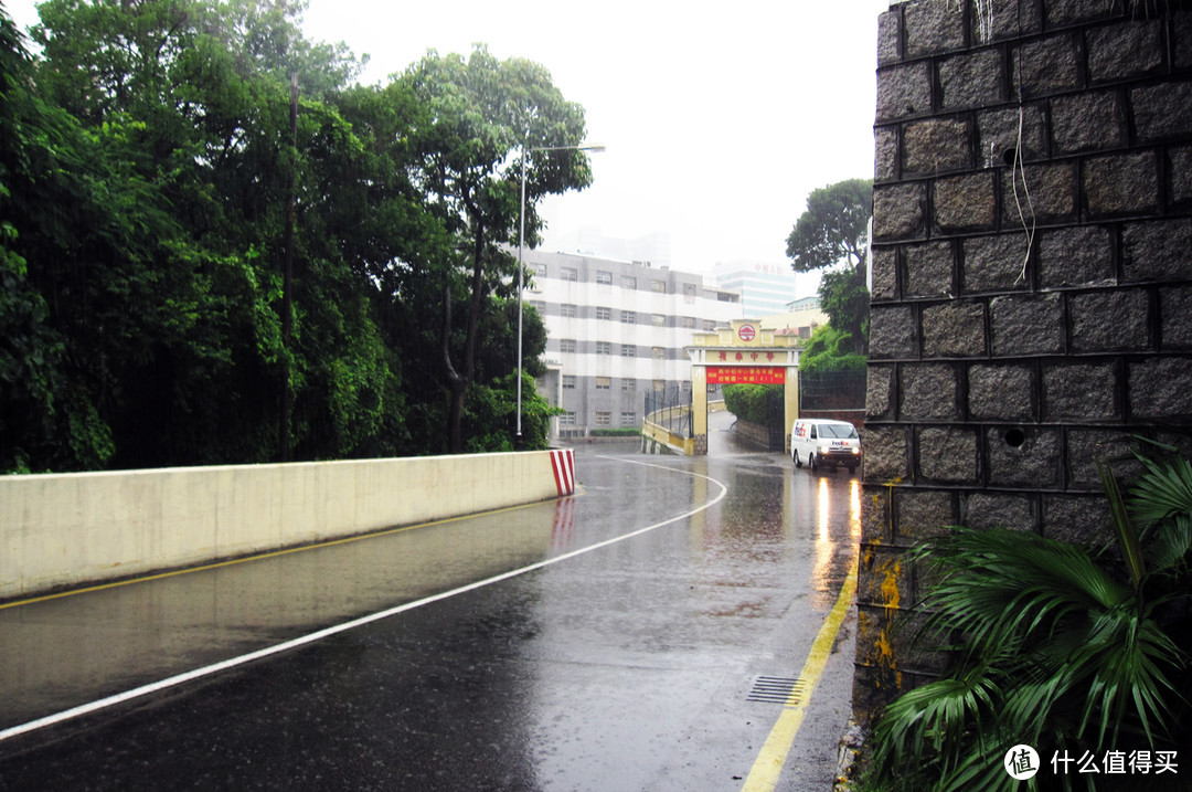 雨中的嘉思栏马路