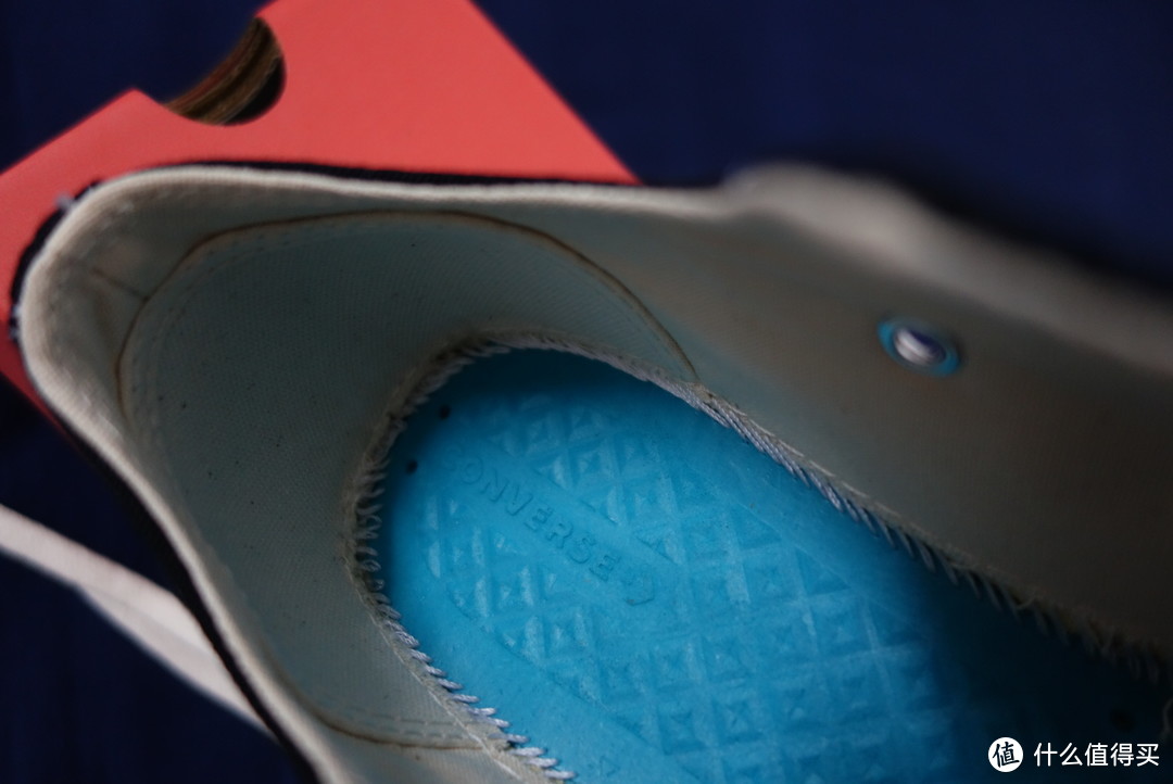 鞋垫下蓝色鞋底也很软，印有CONVERSE Logo