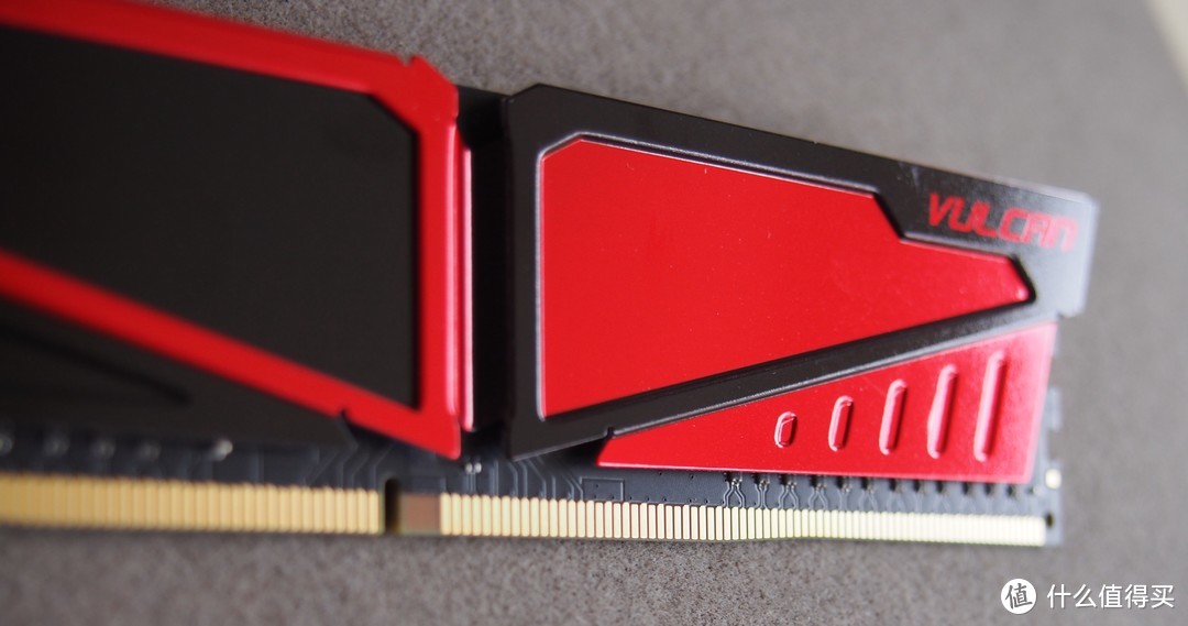 便宜的红色马甲—Team 十铨 火神系列 DDR4 2400 8G 红色 台式机内存