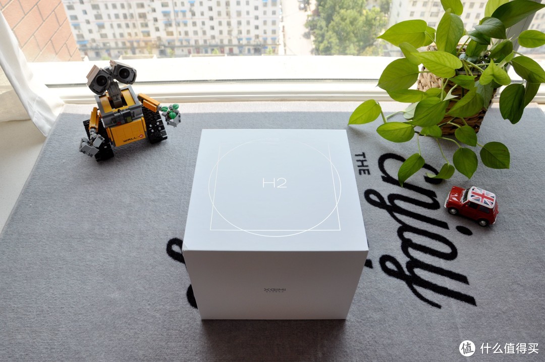 极米H2采用了简洁的纯白色外包装。