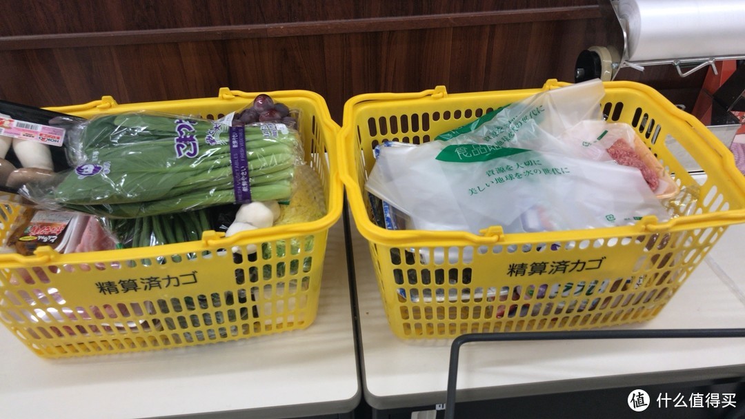 超市不会帮你装菜，直接放篮子里，给你塑料袋，自己弄去。塑料袋要钱，一个两毛
