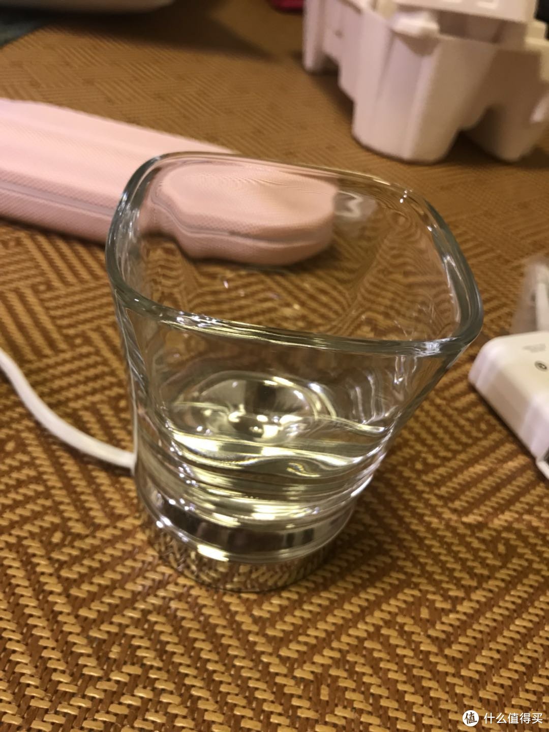 非常讨巧的设计，玻璃杯其实就是普通玻璃杯，底部凹陷进去可以和底座重合，达到无线充电的效果，以前还以为无线充电杯的关键在于杯子呢。