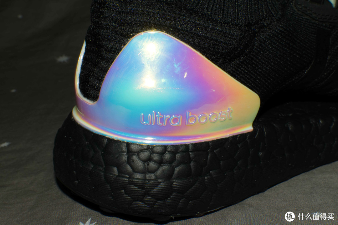 五彩后跟的Ultra Boost X