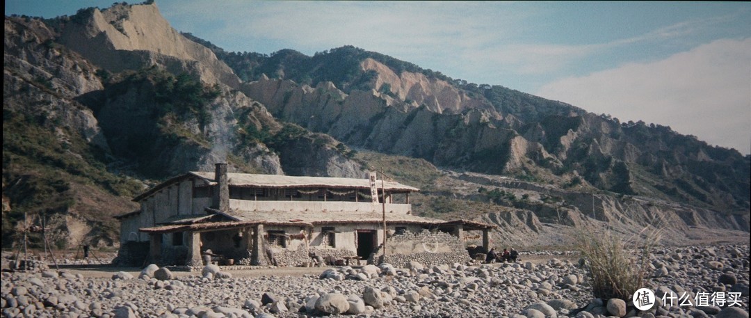 龙门客栈，场景是在一个干河床上搭建的，现在这里已经是一片房子了