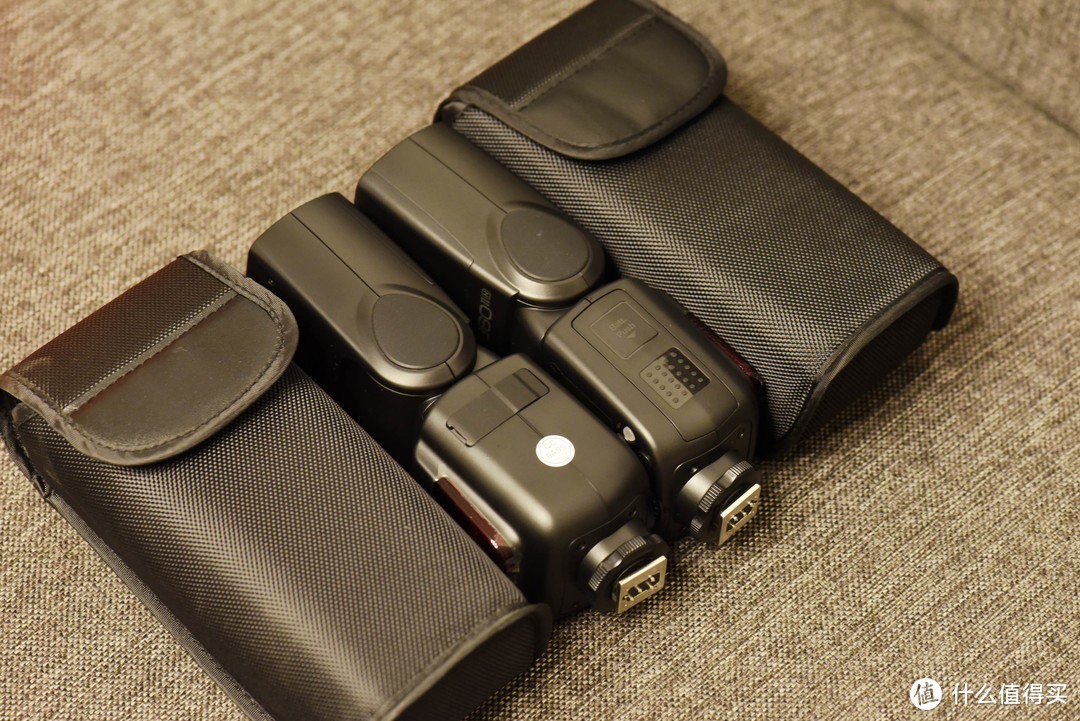 左右两侧的接口，一侧为电池仓，另一侧为同步插孔，无线控制插座及USB接口