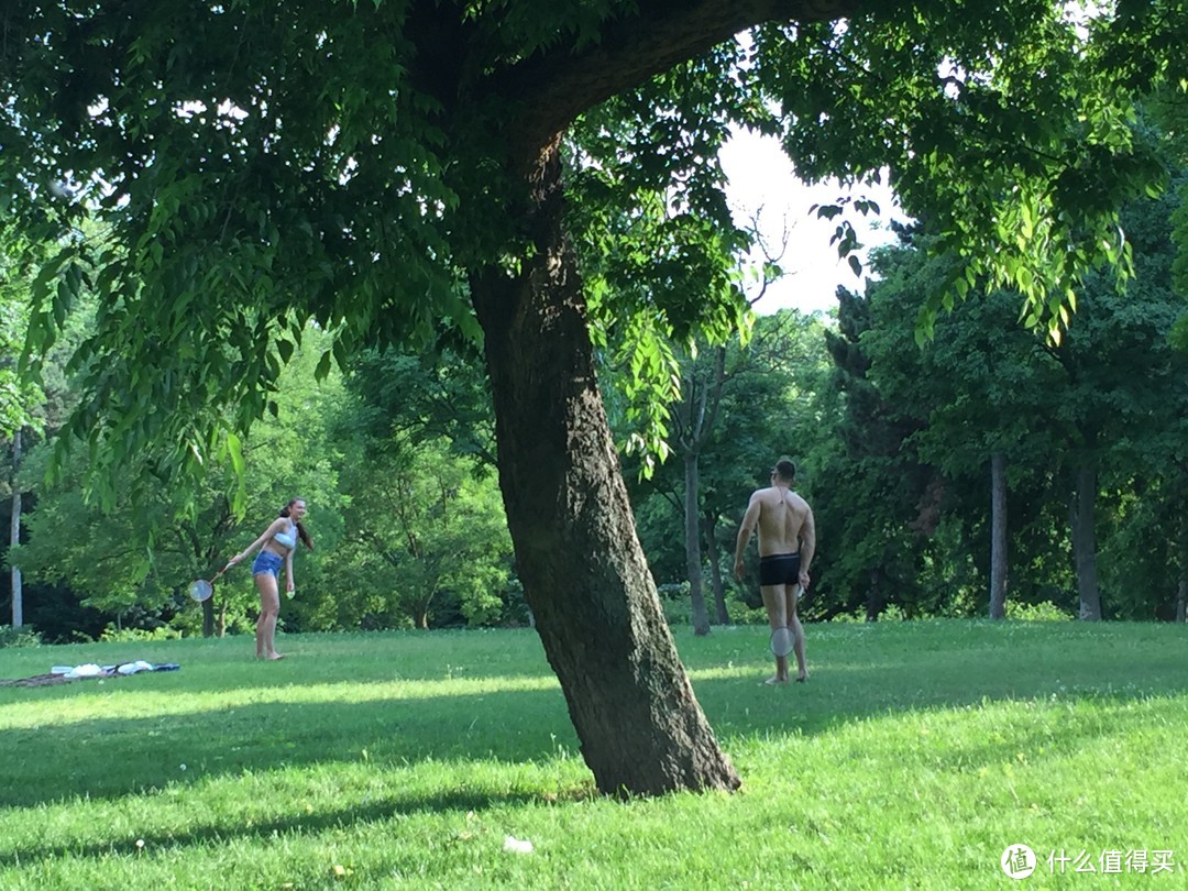 前往温泉路上看到的美女和肌肉男友在打羽毛球