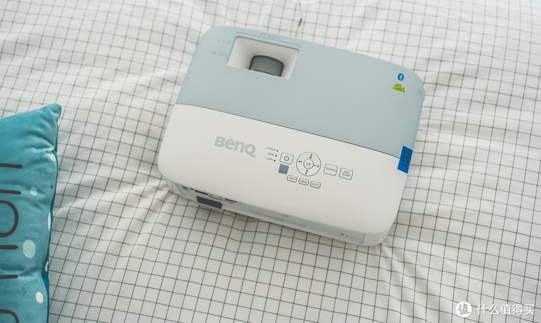 跟妹子一起看球是什么体验？BenQ 明基 i705 投影机的世界杯之旅