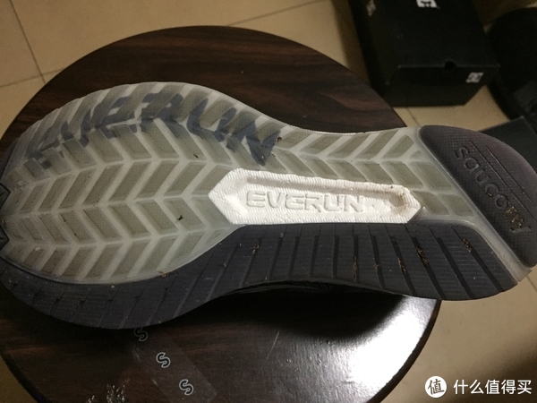 官方称为“EVERUN”的黑科技水晶鞋底，跑过几次有点脏了...