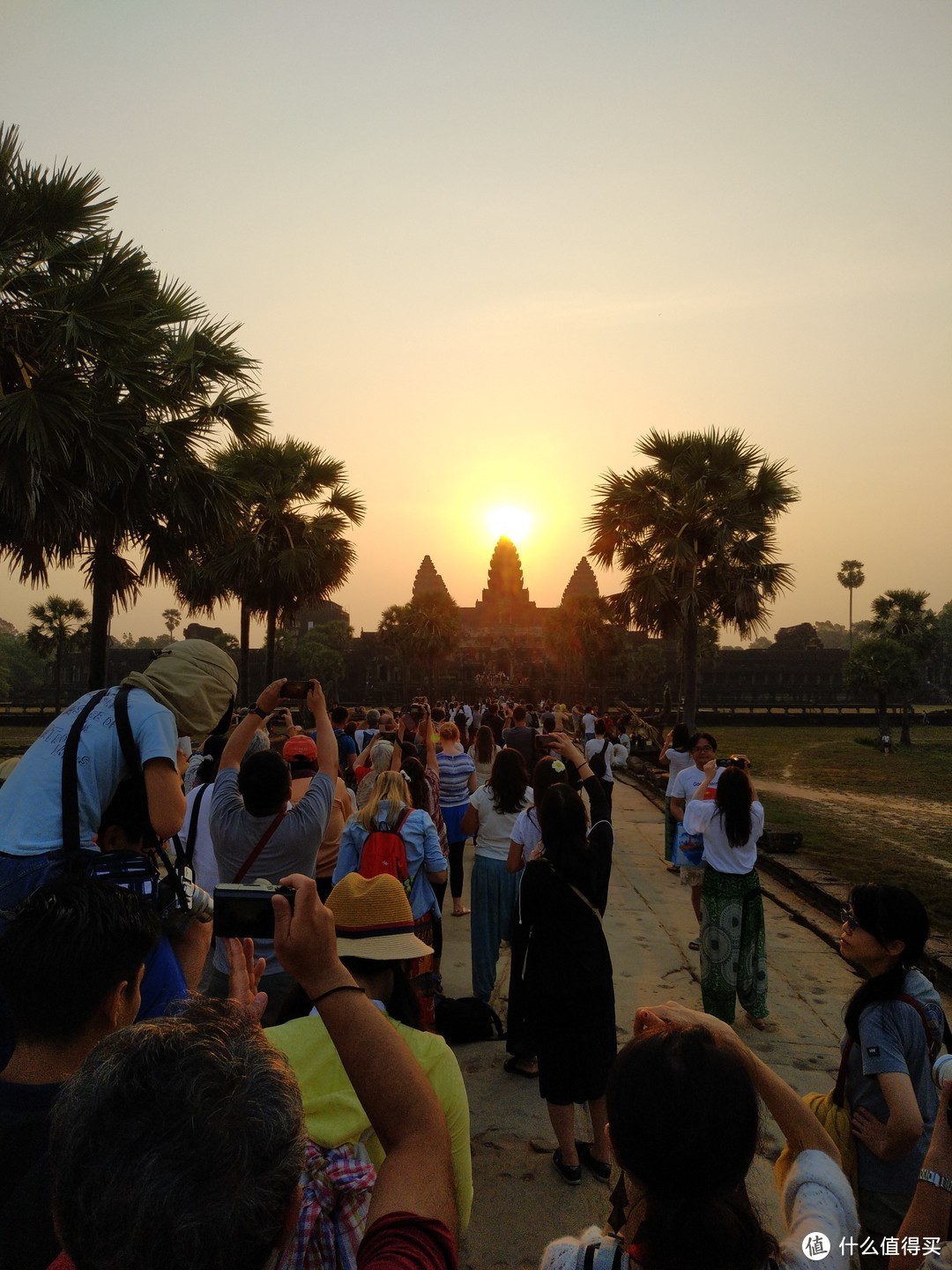 去比较热的东南亚旅游，防晒装备很重要，宽松透气的防晒衬衫再好不过。具备防晒能力的T恤也是不错的选择，别忘了戴一顶帽子