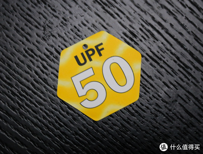 很多经过测试达标的衣物，都会挂有UPF的吊牌，大家在购买时注意这个六边形的黄色小吊牌就好。