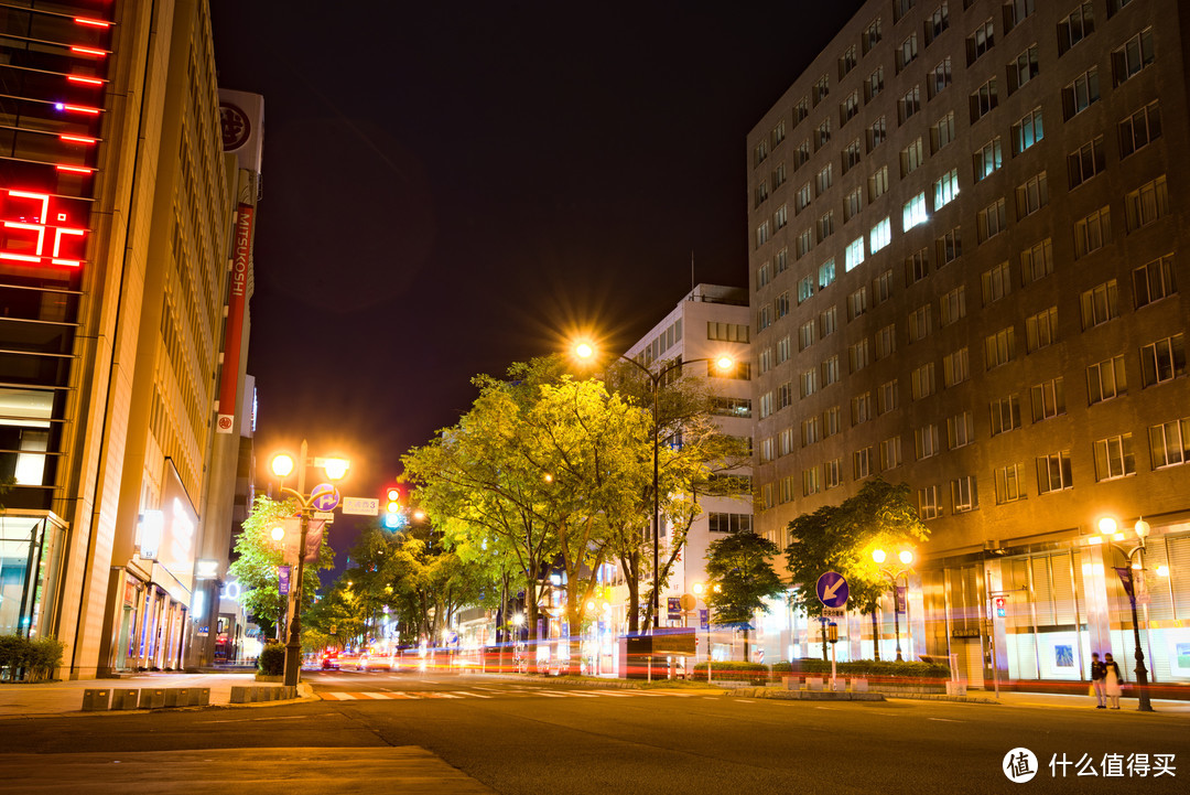 夜晚的札幌市中心街道