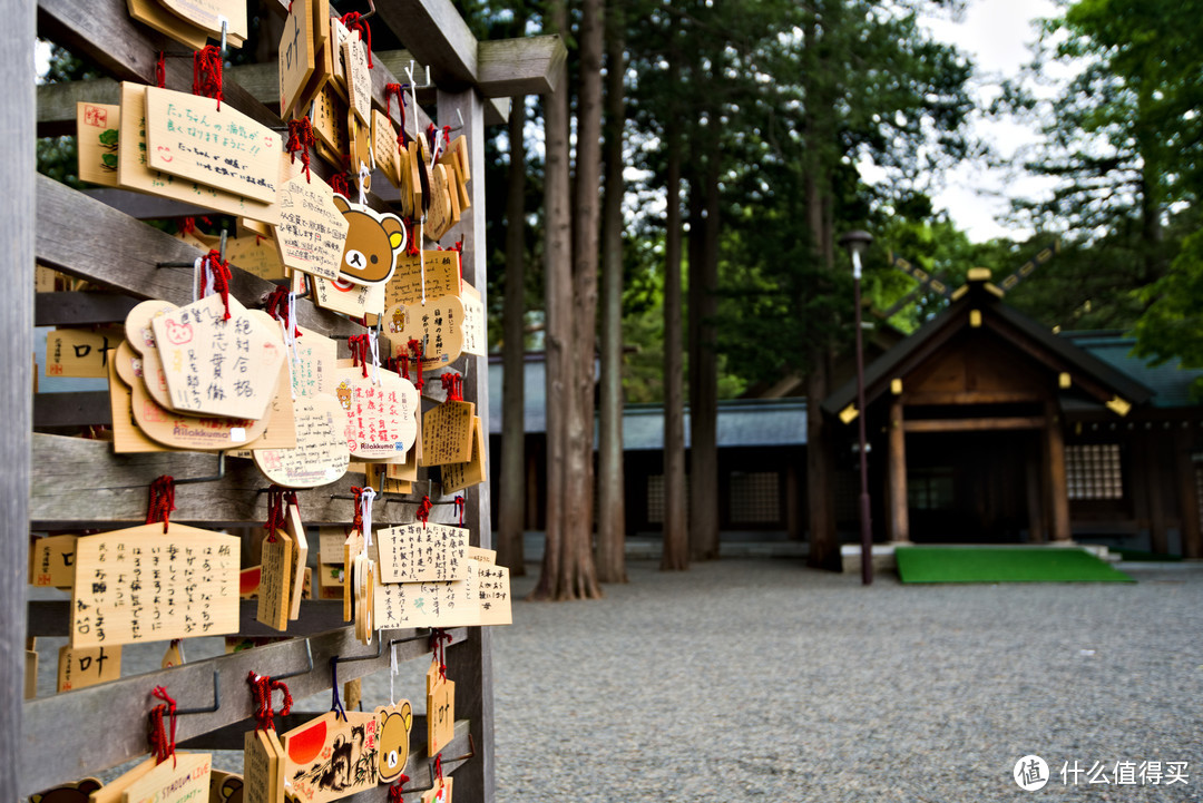 神社内木架子上悬挂的平安符