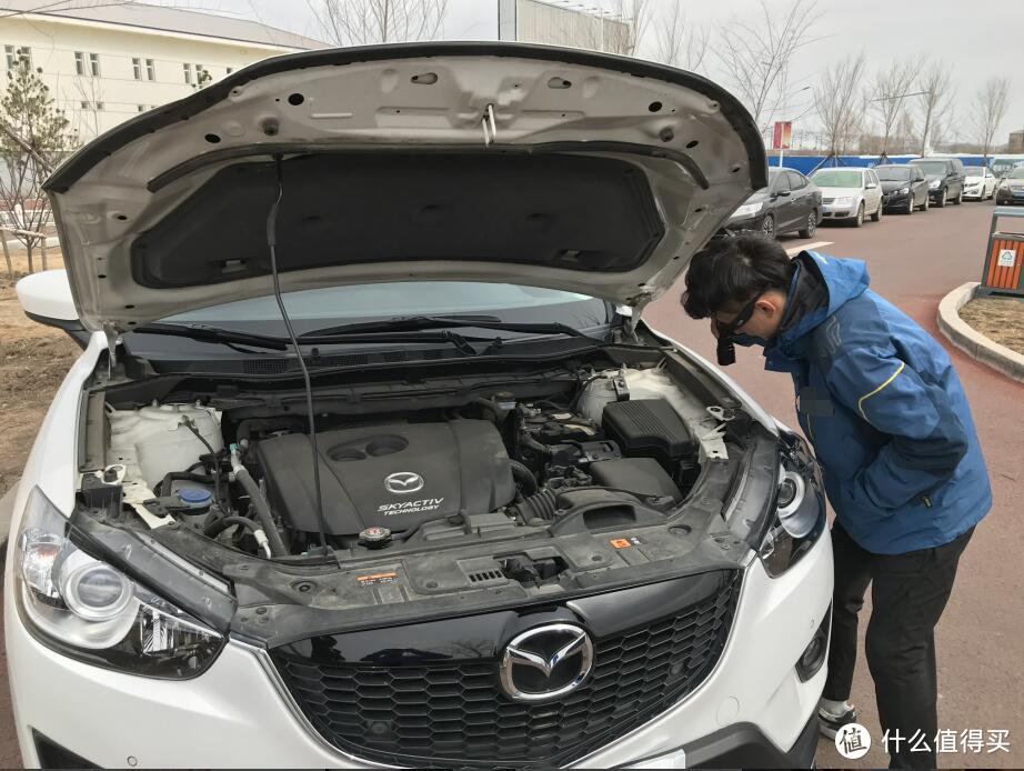 检测师正在验车