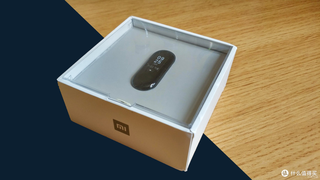 小米手环3和埃微蛋卷手环包装略有不同,小米手环3采用了纸盒 搭配塑料