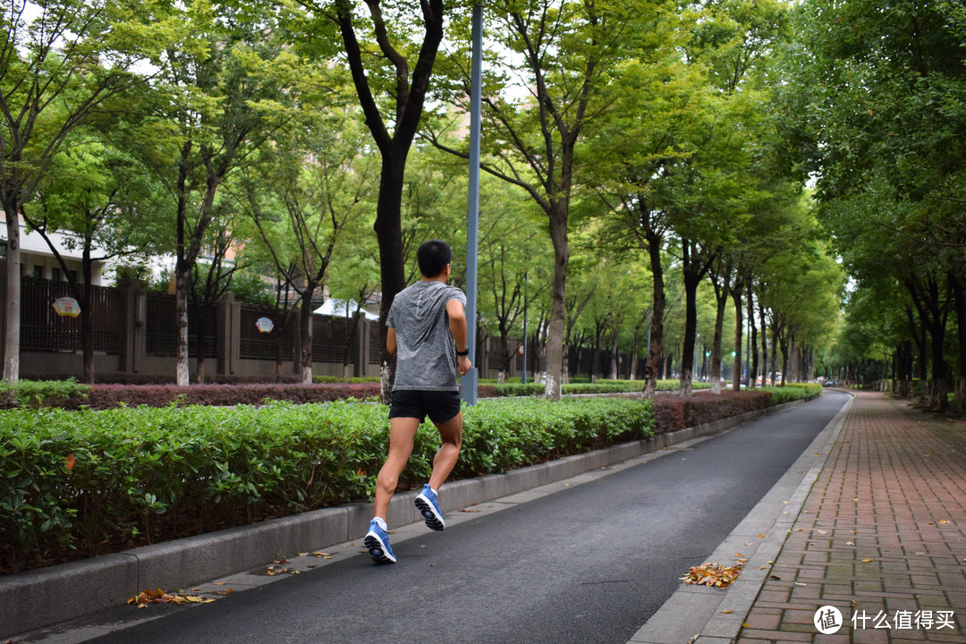 上了时装周，跑鞋也“变潮”—李宁轻云减震跑鞋实测篇