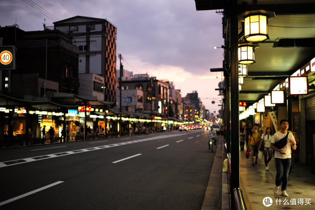 嗯，夕阳西下，华灯初上