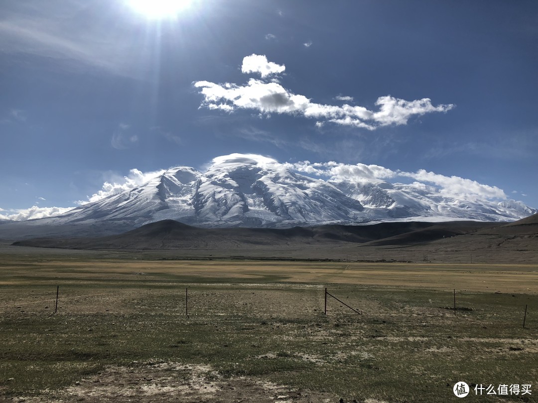 前往中国最西、最低端的新疆，这里一条公路上能看到春夏秋冬的美景