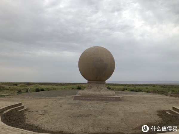 就是这个球.景区里除了那个艾丁湖的石头,就是他了,没别的东西了.