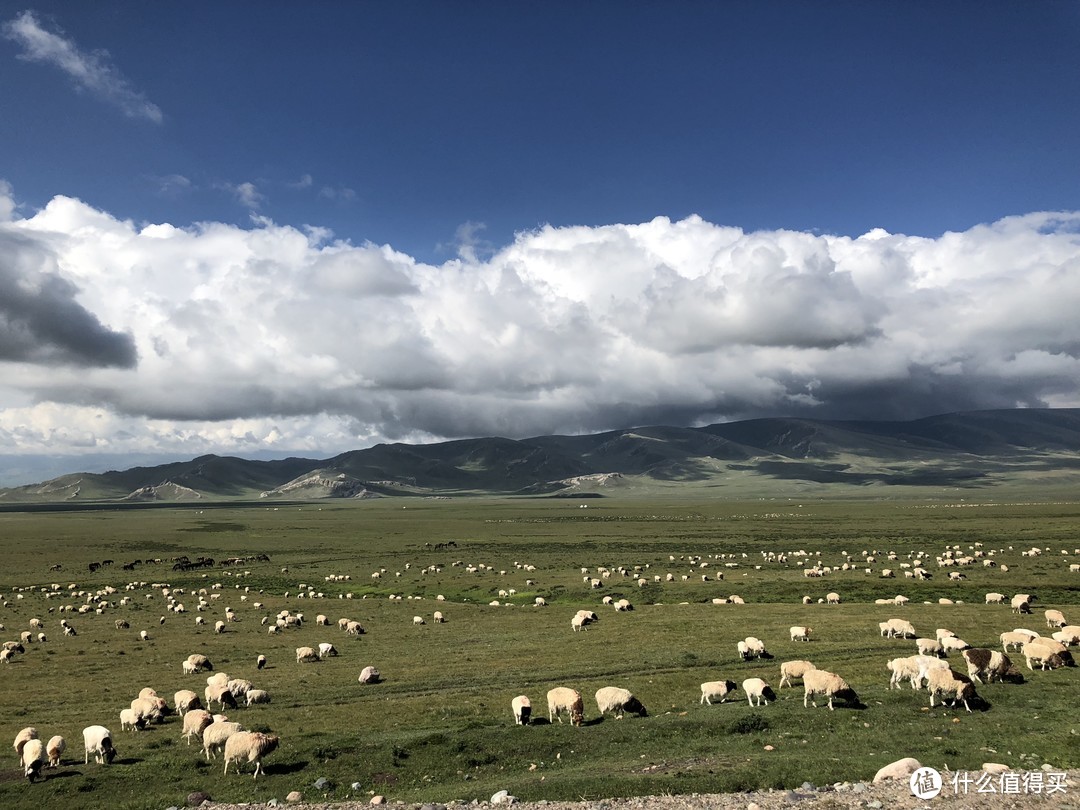 前往中国最西、最低端的新疆，这里一条公路上能看到春夏秋冬的美景