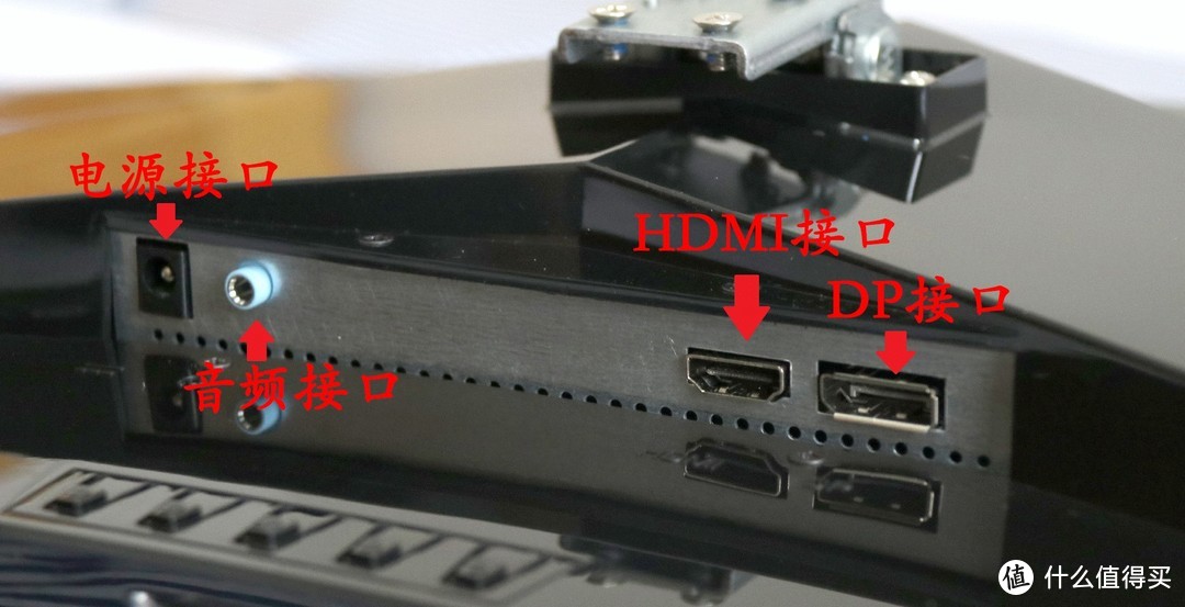 接口不多，仅有HDMI和DP接口，这两种接口确实比较适合21：9显示器，毕竟21：9显示器分辨率基本上都是2k，老旧的DVI要换成那种高端点的DVI才可以支持。