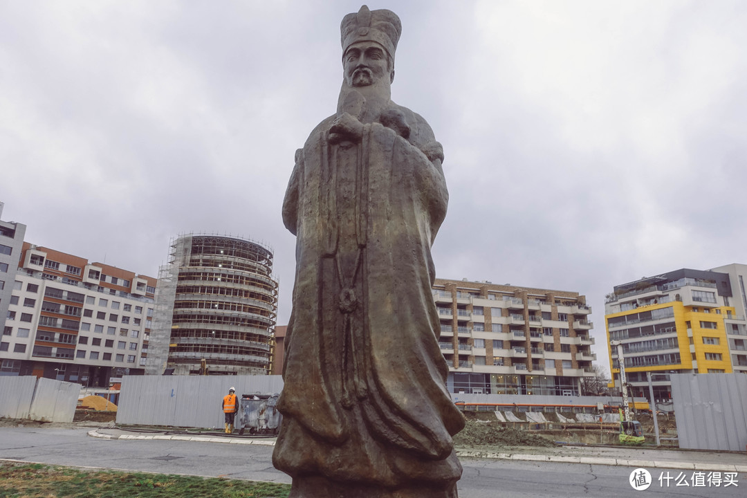山东高速集团、中国路桥、华为等共同捐献的一个孔子像