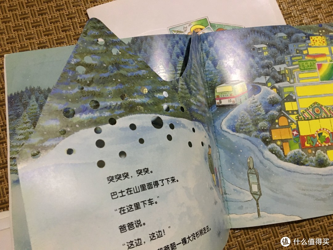 书籍设计很童真，有创意的圣诞树