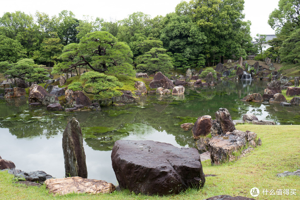 旁边的导游说，2条城里面所有的窗户都能看见园景。。。