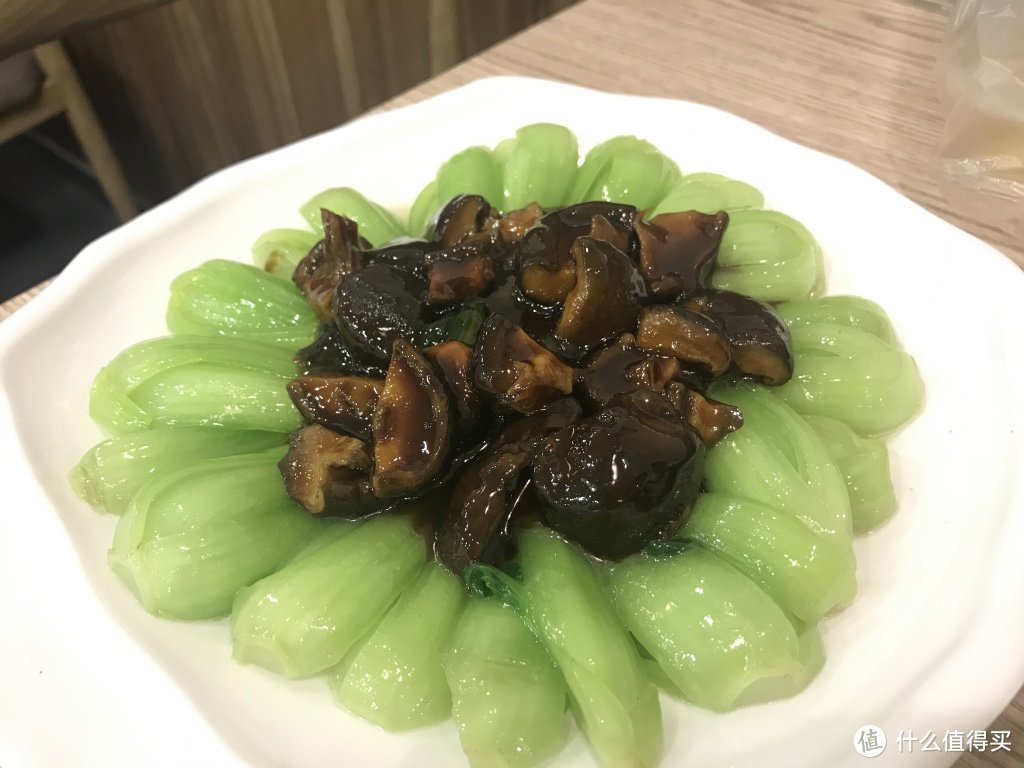 皮脆、肉嫩，味鲜，这道艳压四方的白斩鸡只有老上海人才懂—小绍兴探店