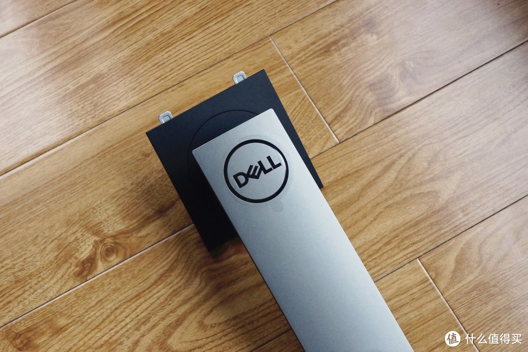 支架也算Dell特色之一，笔者个人当初也算是因为Dell的支架中毒的，也谈不上是哪漂亮，反正就是看着真舒服，你们有吗？