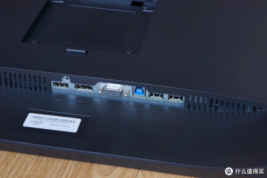 接口设计上，从左到右分别是HDMI接口、DP接口、VGA接口、USB上下行接口。