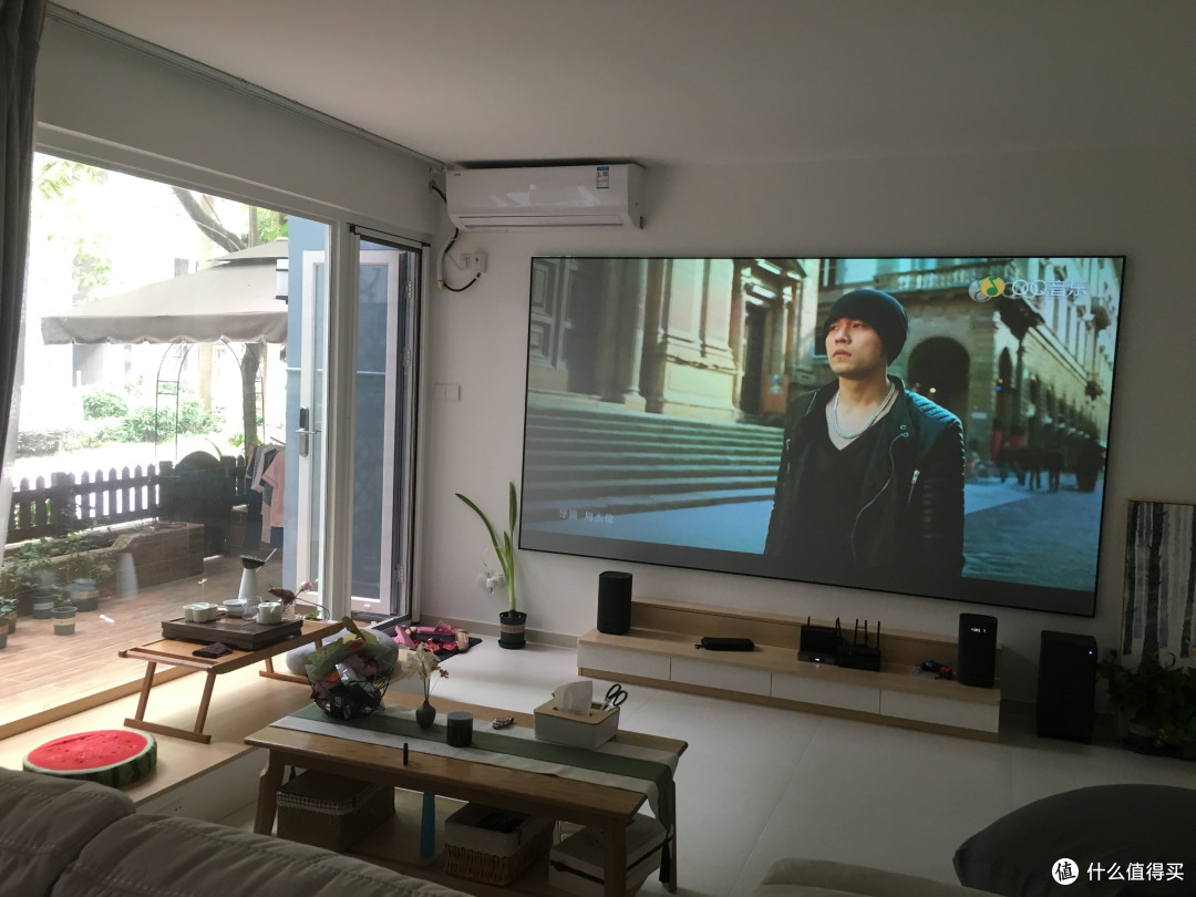 130寸画框幕,有一定抗光效果,窗帘采用了小米的电动窗帘,配合投影白天