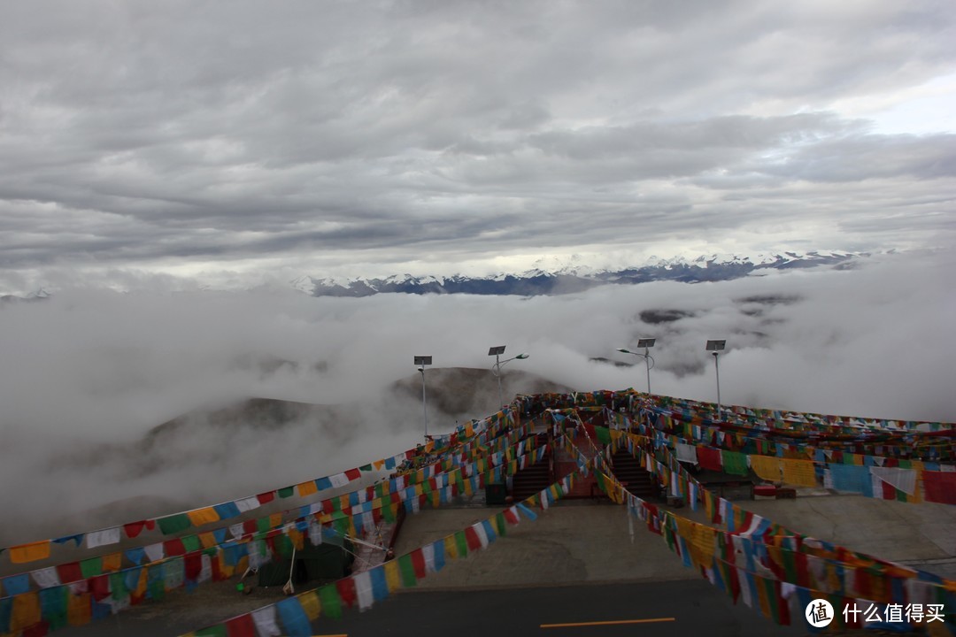 身边就是云层，远处是雪山