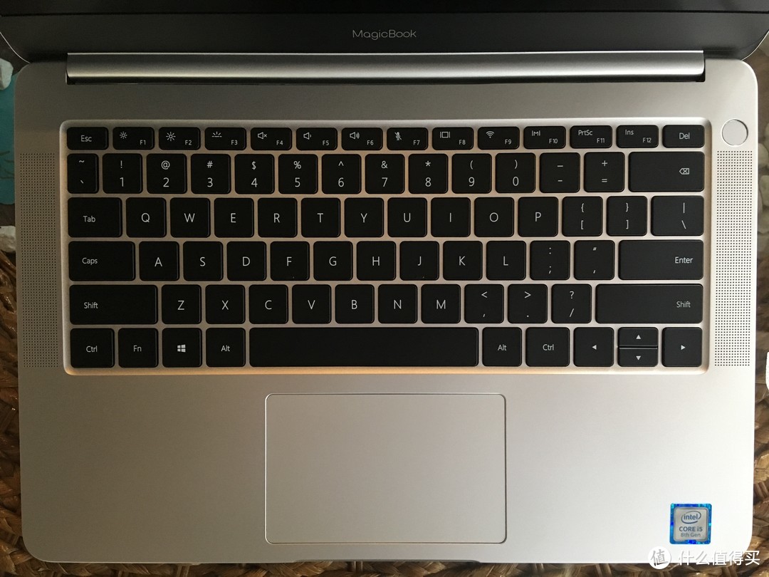 键盘的布局与SURFACE的选配键盘无异，C面除了键盘外，左右两侧均有长条形喇叭开口，右侧喇叭上方是开机键，同时集成了指纹识别