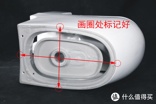 马桶用垂直线做好标记点