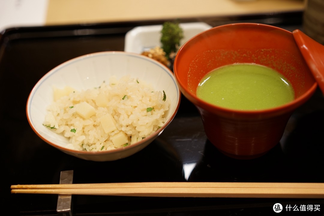 青豆汤，米饭，和配菜一起吃，简直是太香了，嗝~ 不知道哪里看的说怀石料理吃不饱，我和女朋友这次吃的超级撑