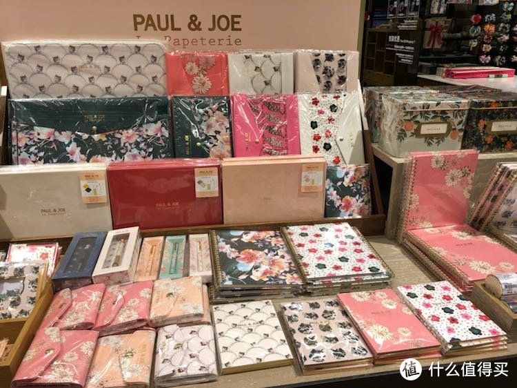 店内文具，店内文具真的都很精美！我竟然发现了paul&joe的文具！太感人了！不过价格也挺感人的..（哭泣